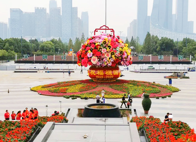 國慶立體花壇合肥市政府大樓國旗廣場(chǎng)”普天同慶，盛世華章“01-合肥林園合肥市林業(yè)和園林局官方微信.jpg
