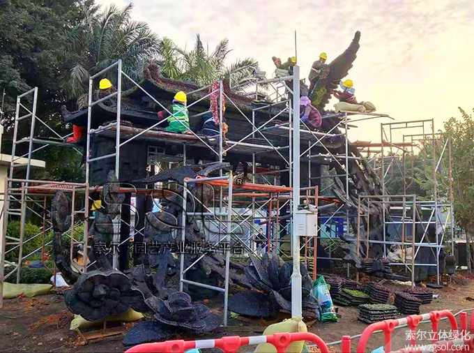 10 2020年12月廣東深圳龍華區觀瀾街道河濱公園元旦主題綠雕“鳳凰納吉 福棲觀瀾” (5).jpg